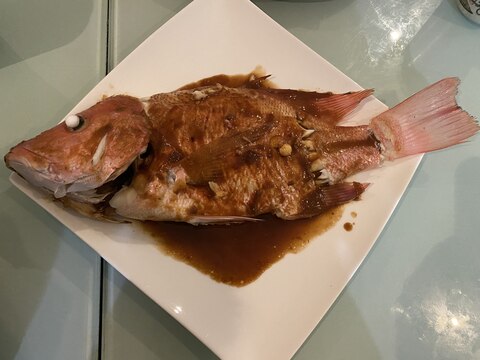 魚の蒸し焼き、味噌ソースがけ